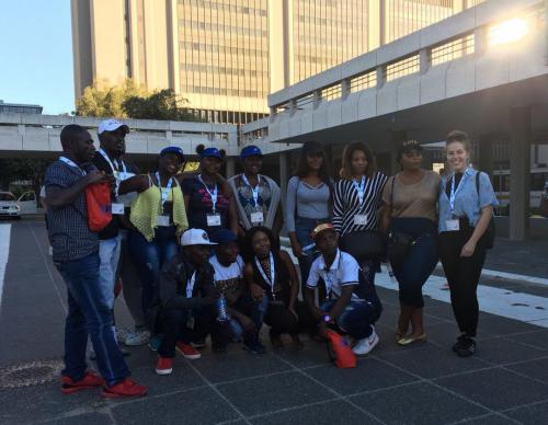 Nachdem wir 2h auf dem Parkplatz in der Sonne auf unseren Bus gewartet haben und schließlich doch zum Bus gelaufen sind.