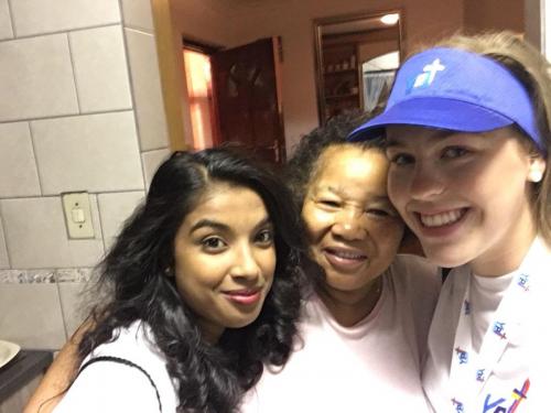 Sonntagmorgen 5:45 noch leicht verschlafen -Verabschiedung von unserer Gastmutter Irene