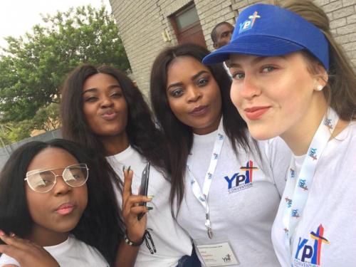 Während wir Sonntagmorgen mal wieder auf unseren Bus gewartet haben. Hier 3 Mädchen aus der Gemeinde Durban Central.